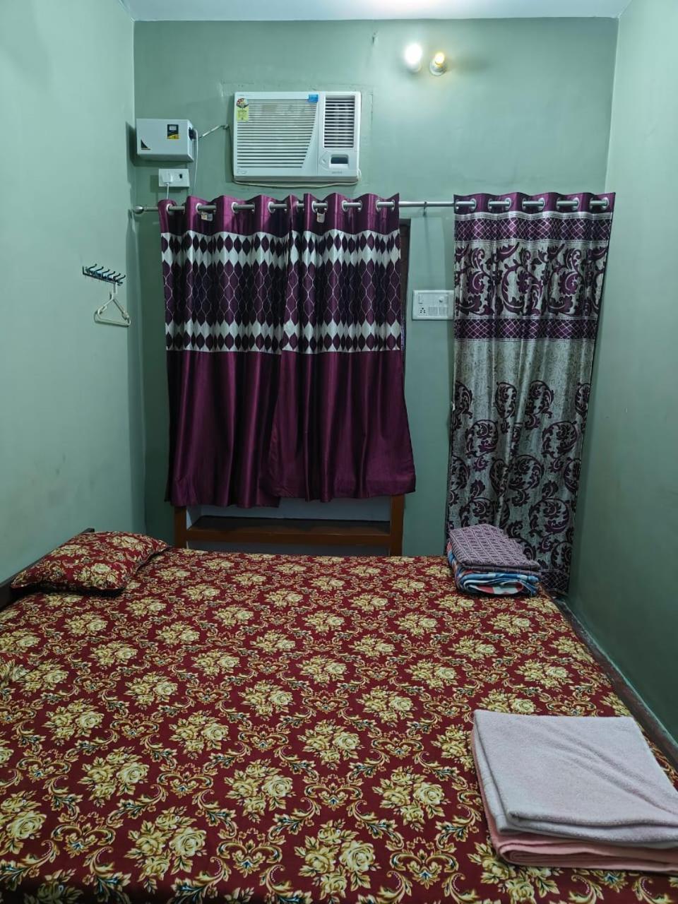 Vishnu Rest House Varanasi Esterno foto