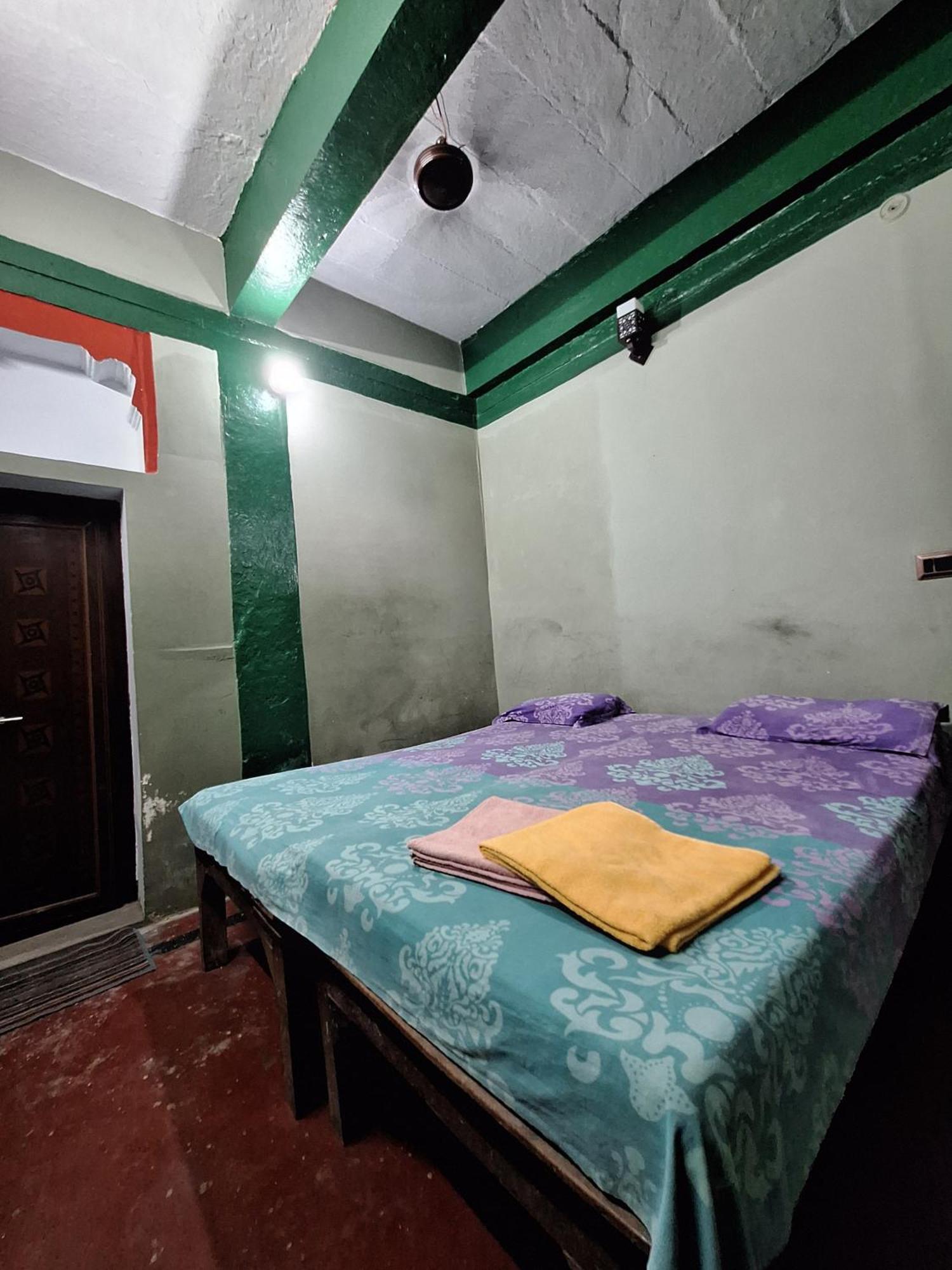 Vishnu Rest House Varanasi Esterno foto