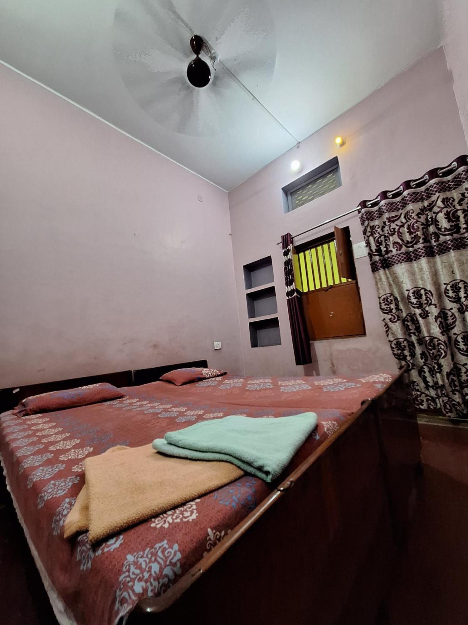 Vishnu Rest House Varanasi Esterno foto